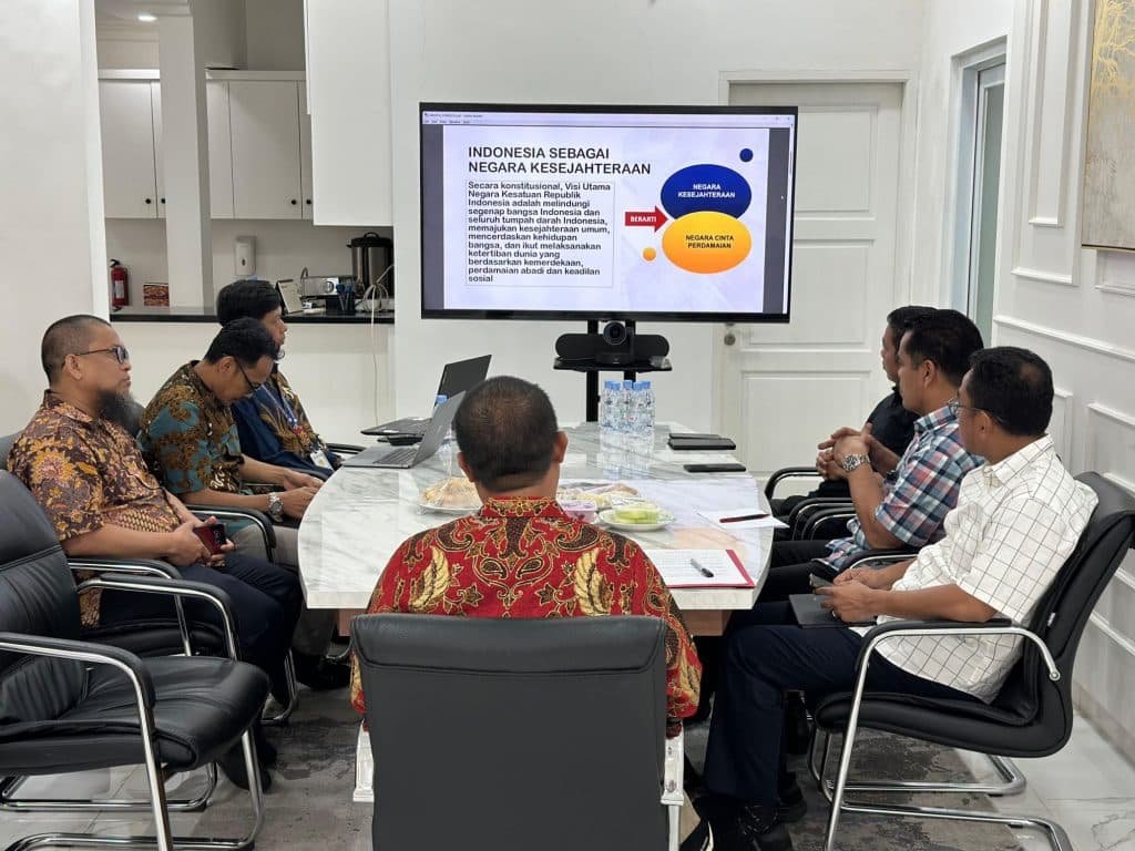 Gubernur Sulsel Pimpin Rapat Perdana Pasca Pelantikan, Tekankan Efisiensi Anggaran dan Peningkatan Pelayanan Publik 2 img 20250221 wa00777806270711814139904