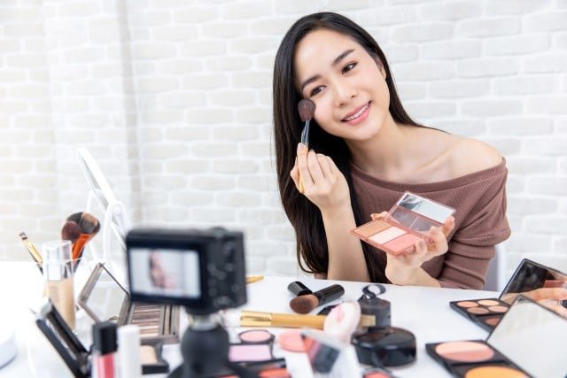 Makeup Natural Sehari-hari untuk Penampilan Segar Makeup Natural Sehari-hari untuk Penampilan Segar