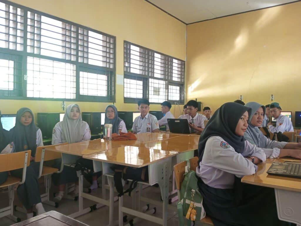 Siswa-siswi SMKN 4 Gowa Antusias Ikuti Pelatihan Basic Cyber Security Via Platform LMS Digital Talent BBP SDMP Kominfo. 2 img 20250417 081009 9724542184124606198682