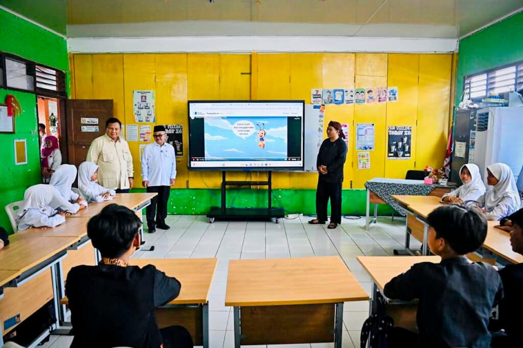 Hadiri Peringatan Hardiknas, Presiden Prabowo Saksikan Demonstrasi Pembelajaran dengan Teknologi Smart Board