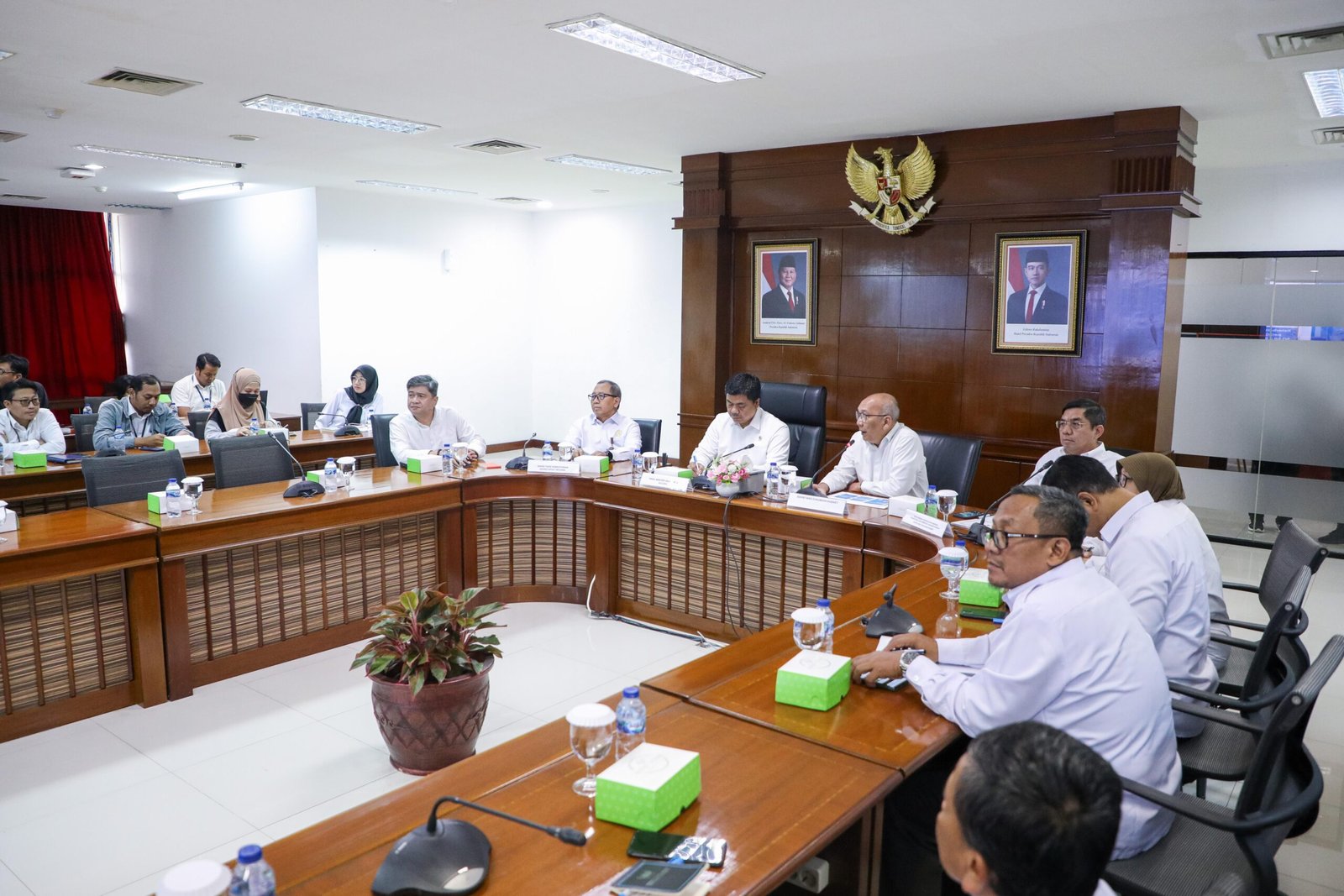 Wamensesneg Juri Ardiantoro Beri Pengarahan dan Pembekalan Kepada Tim Teknis Pemantauan/Peninjauan Lapangan Sekolah Rakyat | Sekretariat Negara