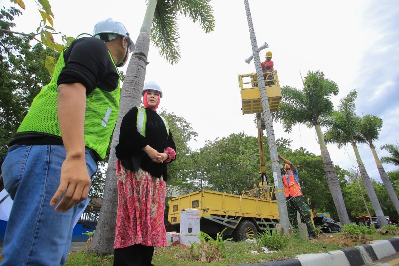 Wali Kota Illiza Tinjau Pemasangan CCTV di Ulee Lheue
