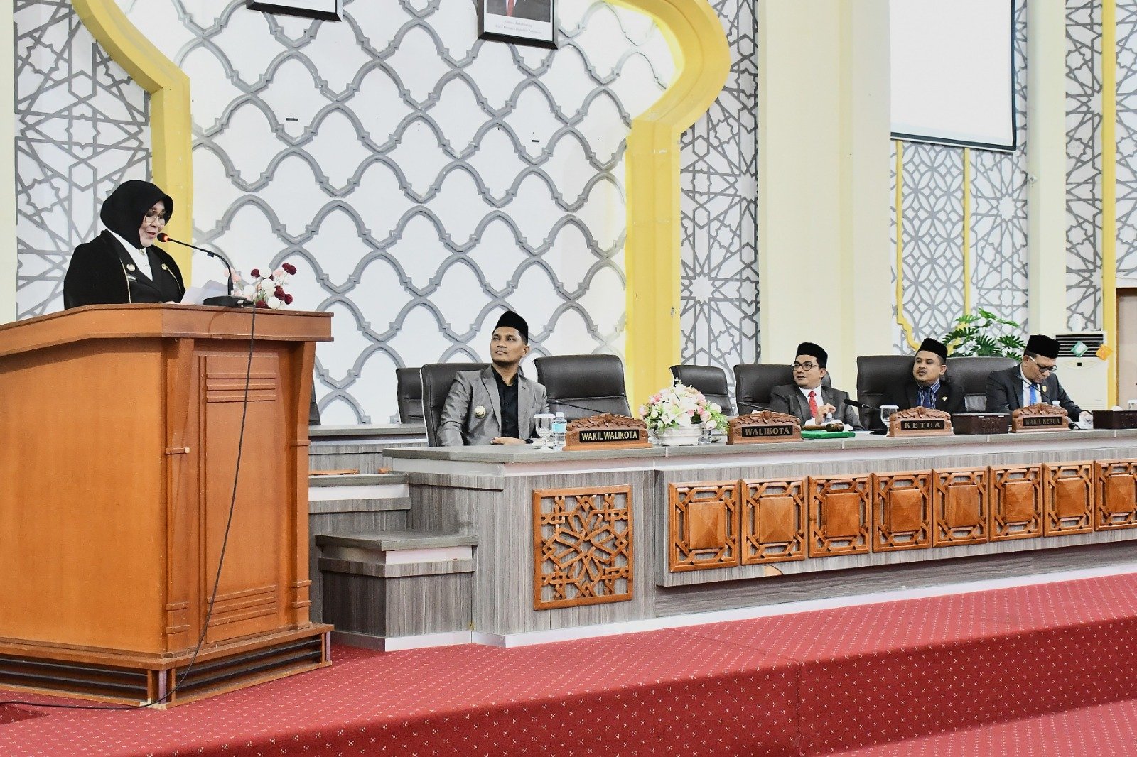 Illiza Serahkan Raqan RPJM Banda Aceh 2025-2029 ke Dewan