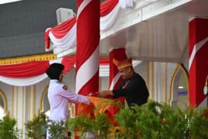 HUT ke-80 Kemerdekaan RI, Gubernur, Wagub, dan Sekdaprov Sumut Kompak Pakai Baju Adat HUT ke-80 Kemerdekaan RI, Gubernur, Wagub, dan Sekdaprov Sumut Kompak Pakai Baju Adat