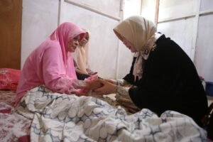 Air Mata Haru Nur Cahaya dan Muzainah Saat Menerima Santunan dari Illiza 8 Air Mata Haru Nur Cahaya dan Muzainah Saat Menerima Santunan dari Illiza