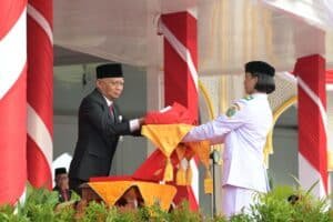 Upacara Penurunan Bendera HUT ke-80 RI, Wagub Serahkan Hadiah Desa dan Kelurahan Terbaik Upacara Penurunan Bendera HUT ke-80 RI, Wagub Serahkan Hadiah Desa dan Kelurahan Terbaik