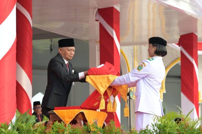 Upacara Penurunan Bendera HUT ke-80 RI, Wagub Serahkan Hadiah Desa dan Kelurahan Terbaik Upacara Penurunan Bendera HUT ke-80 RI, Wagub Serahkan Hadiah Desa dan Kelurahan Terbaik