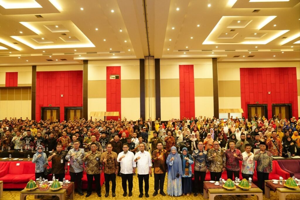 Puncak Hari Guru Nasional 2025 dan Seminar Pendidikan Sulsel Berlangsung Meriah, Gubernur Andi Sudirman Sulaiman: “Guru adalah Penjaga Peradaban” 2 img 20251202 wa00549099726295443083784